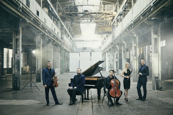 Das Klassik-Ensemble Spark mit Instrumenten in einer Industriehalle